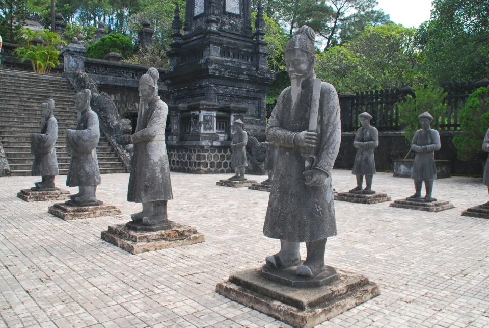 Mặt bếp cũ ố vàng, thay đá mới — sau
