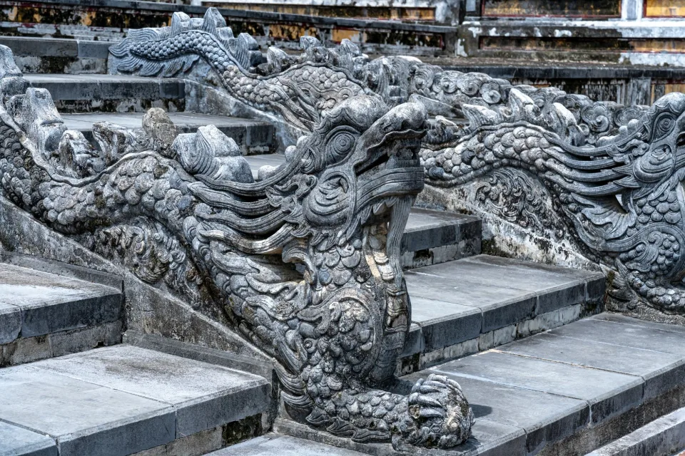 Mặt bếp cũ ố vàng, thay đá mới — trước